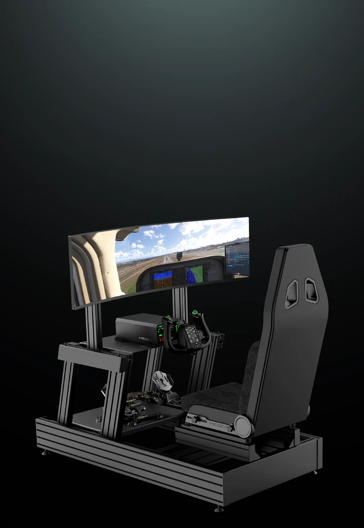 Kompletny setup kokpitu symulatora lotu MOZA z fotelem kubełkowym, zakrzywionym monitorem i jednostką wolantu.