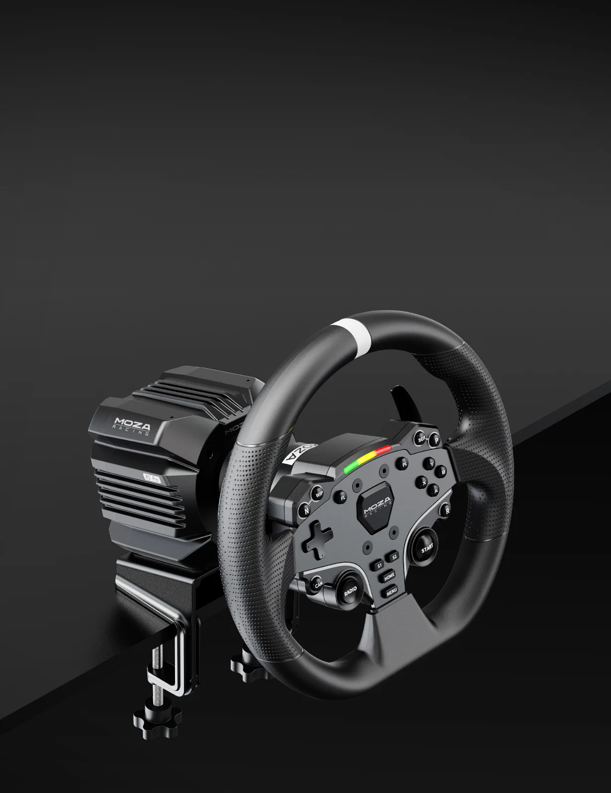 Baza MOZA R5 Pro z kierownicą zamontowana na blacie biurka przy użyciu mocowania Desk Clamp