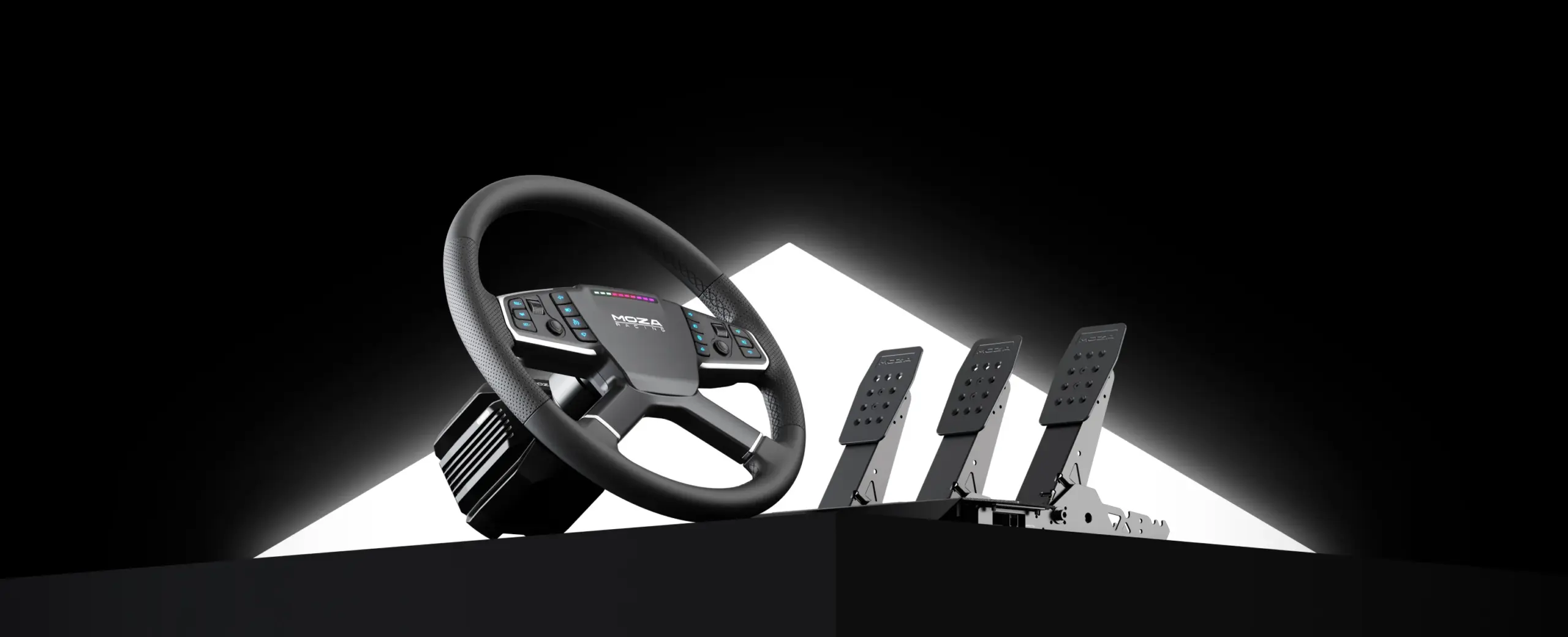 Zestaw simracingowy MOZA R5 Pro Truck z kierownicą ciężarową TSW, bazą Direct Drive oraz kompletem trzech pedałów zaprezentowany na podświetlanym podium