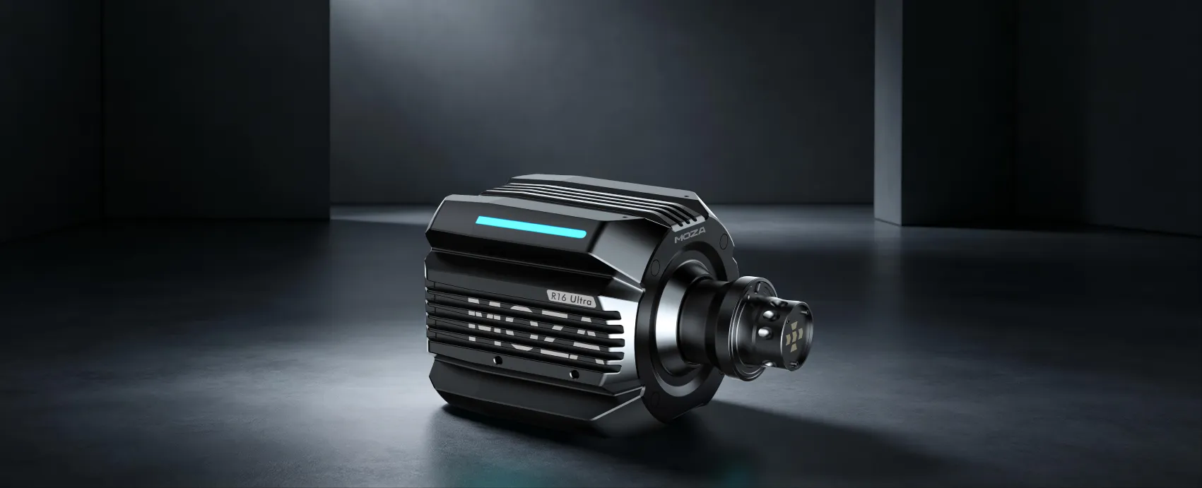 Baza kierownicy MOZA R16 Ultra Direct Drive zaprezentowana w ciemnym studiu simracingowym