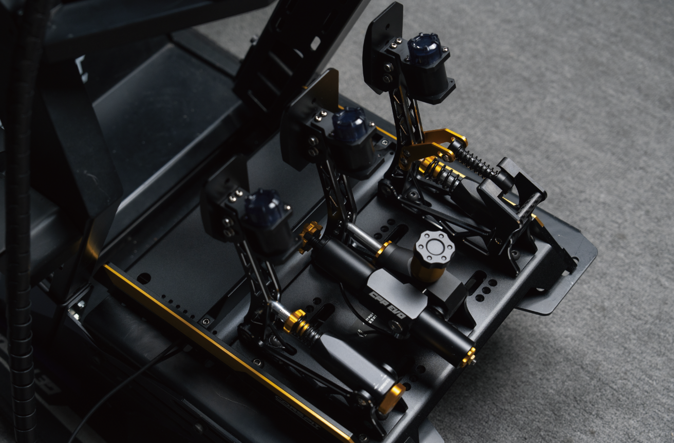 Pedały hydrauliczne Conspit CPP EVO V2 zamontowane na stelażu simrig
