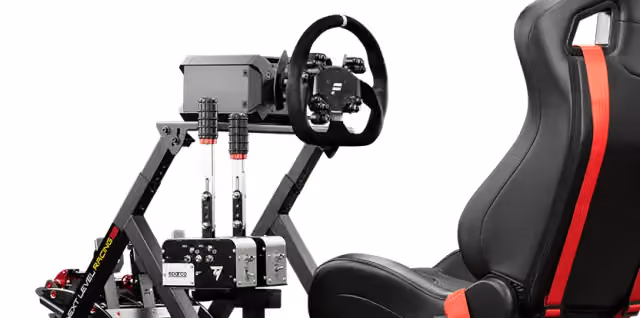 Czarny kokpit Next Level Racing GTtrack w konfiguracji symulatora lotu, na kółkach mobilnych, z fotelami z czerwonymi pasami i pełnym zestawem sterowania lotem (wolant, przepustnica, pedały)