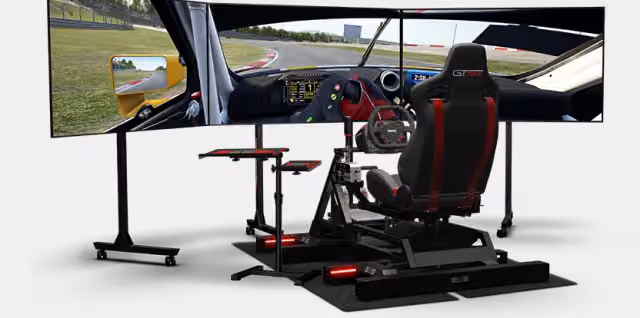 Zbliżenie na prawą stronę stanowiska simracingowego Next Level Racing, pokazujące fotel kubełkowy, bazę kierownicy, podwójny zestaw dźwigni (sekwencyjną zmianę biegów i hamulec ręczny) oraz panel sterowania