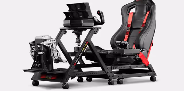 Zdjęcie kierowcy simracingowego w czarnej koszulce i czapce, siedzącego w pełnym kokpicie Next Level Racing GTtrack na kółkach mobilnych, przed dużym wygiętym monitorem z widokiem kokpitu wyścigowego