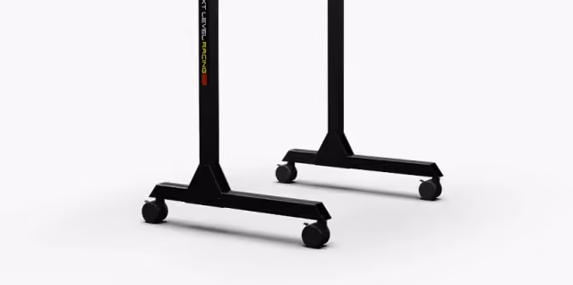 Podstawa czarnego wolnostojącego stojaka pod monitor Next Level Racing z kółkami z blokadą i logo marki