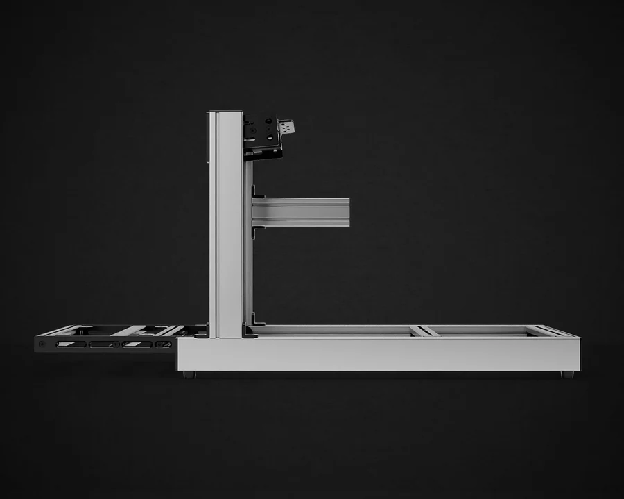 Stelaż simracingowy SimGasm Club widziany z boku – sztywna konstrukcja z profilu aluminiowego z ramieniem pod akcesoria.