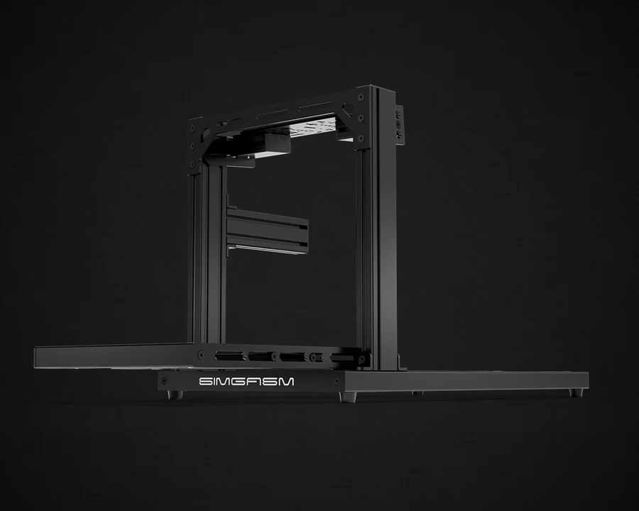 Czarny kokpit simracingowy z profili aluminiowych SimGasm Hobby – widok z boku na kompaktową i sztywną konstrukcję stelaża.