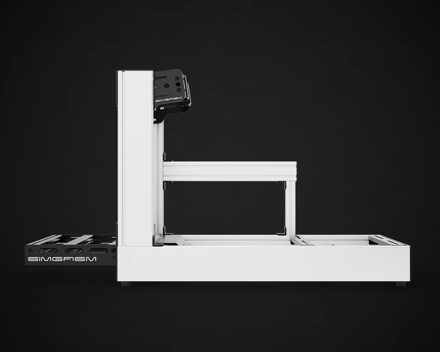 Biały aluminiowy kokpit simracingowy SimGasm Sport – czysty profil boczny stelaża z widoczną półką na pedały i ramieniem pod akcesoria.