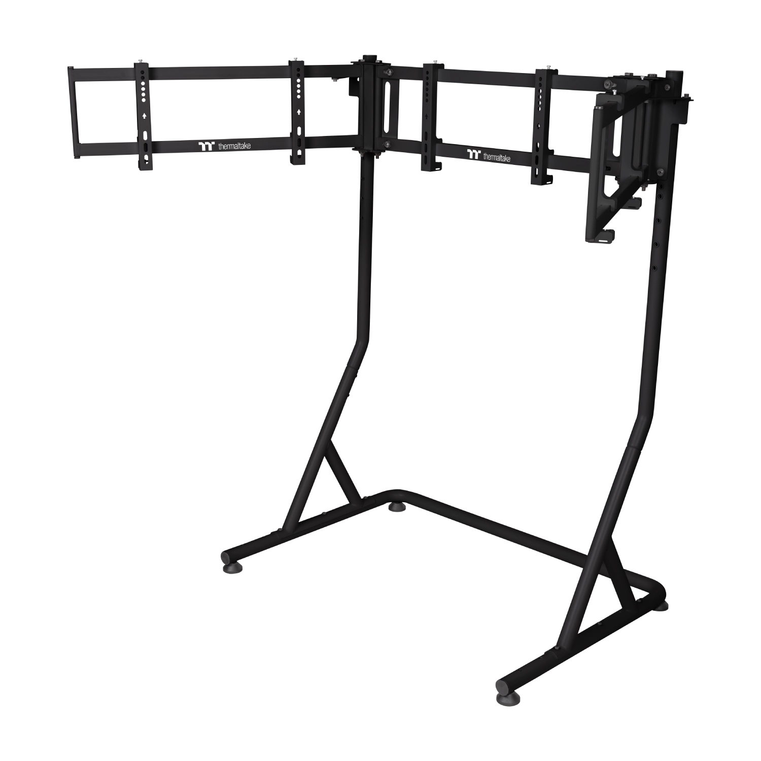 Czarna stalowa konstrukcja wolnostojącego stojaka na 3 monitory Thermaltake ujęta pod kątem