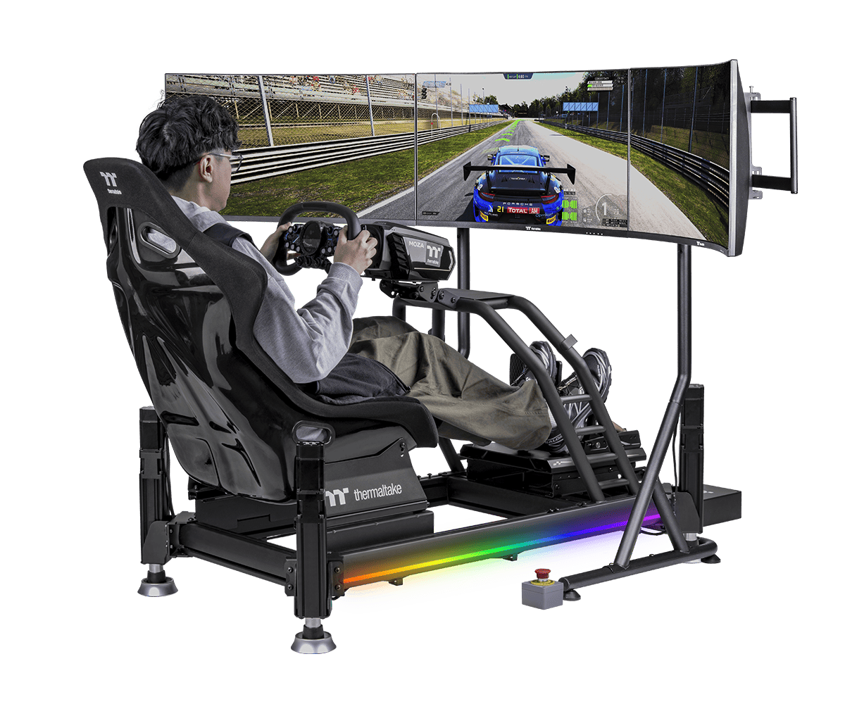 Gracz na stanowisku simracingowym Thermaltake z podświetleniem RGB i potrójnym monitorem wyścigowym w trakcie jazdy