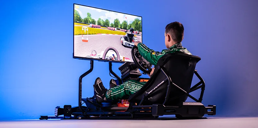 Kartingowe stanowisko simracingowe Go Kart Plus z ekranem przed kierowcą.
