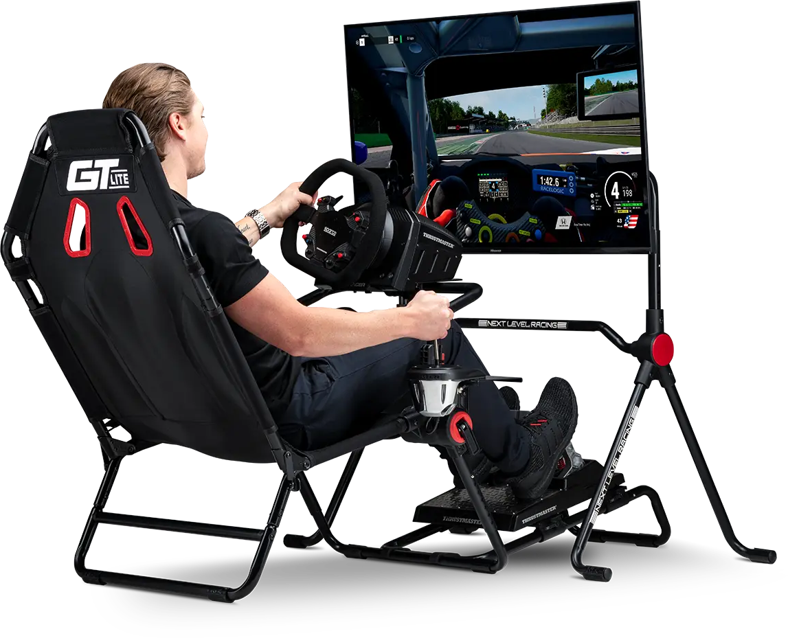 Kierowca korzysta z monitora na stojaku Next Level Racing Lite przy kokpicie.