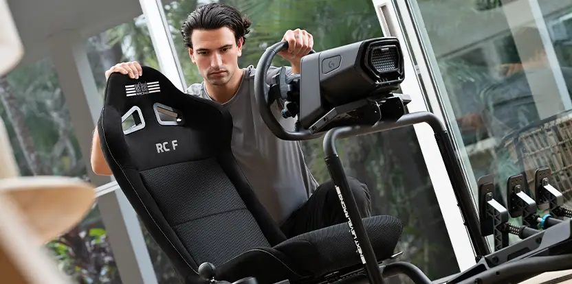 Kierowca chwyta fotel i mocowanie kierownicy kokpitu RC Foldable