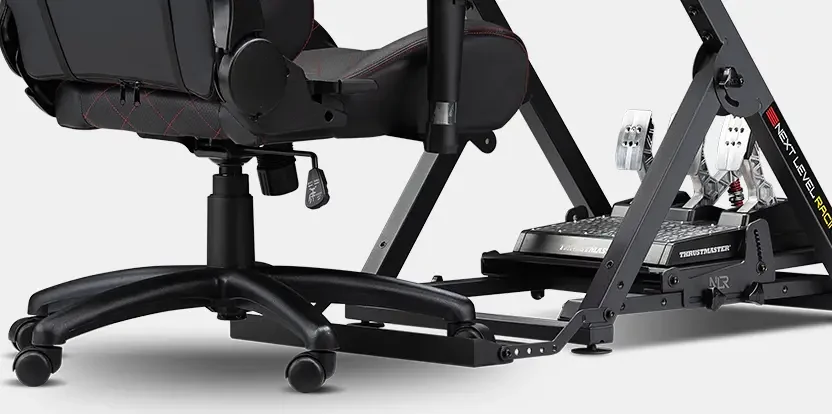 Kółka fotela umieszczone w podstawce blokującej przy stojaku Wheel Stand 2.0.