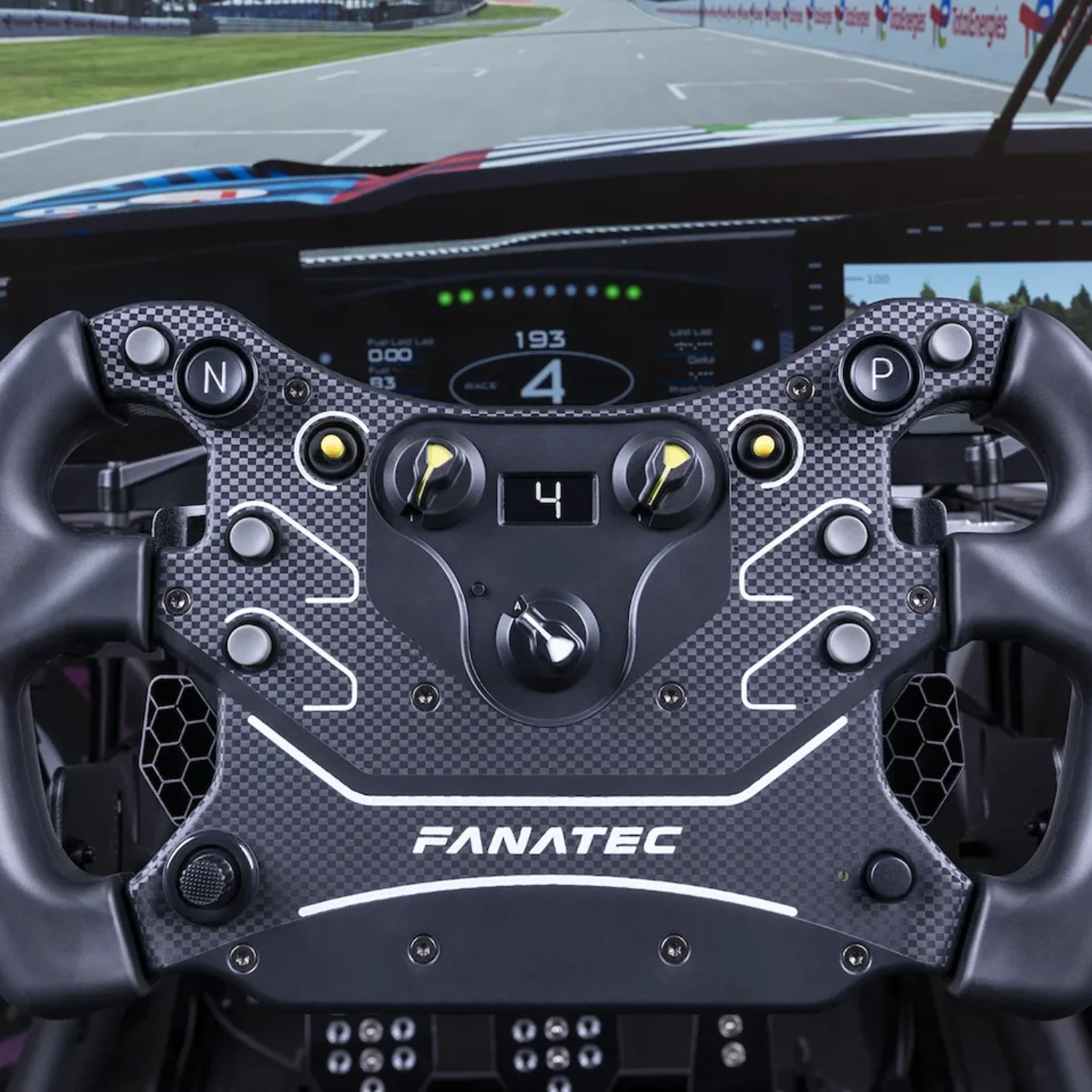 Pełnowymiarowa kierownica Fanatec CSL GT3 podczas wyścigu na torze