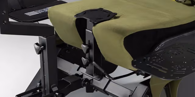 Centralne mocowanie joysticka między nogami w fotelu Next Level Racing Flight Simulator Boeing Military Edition