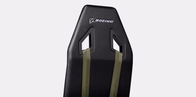 Fotel lotniczy Boeing Military Edition z zielonymi pasami bezpieczeństwa i logo Boeing
